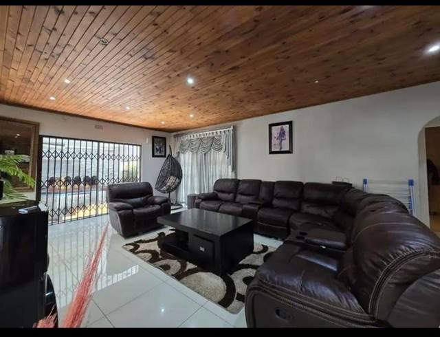 4 BEDROOM HOUSE FOR SALE IN OAKDENE
